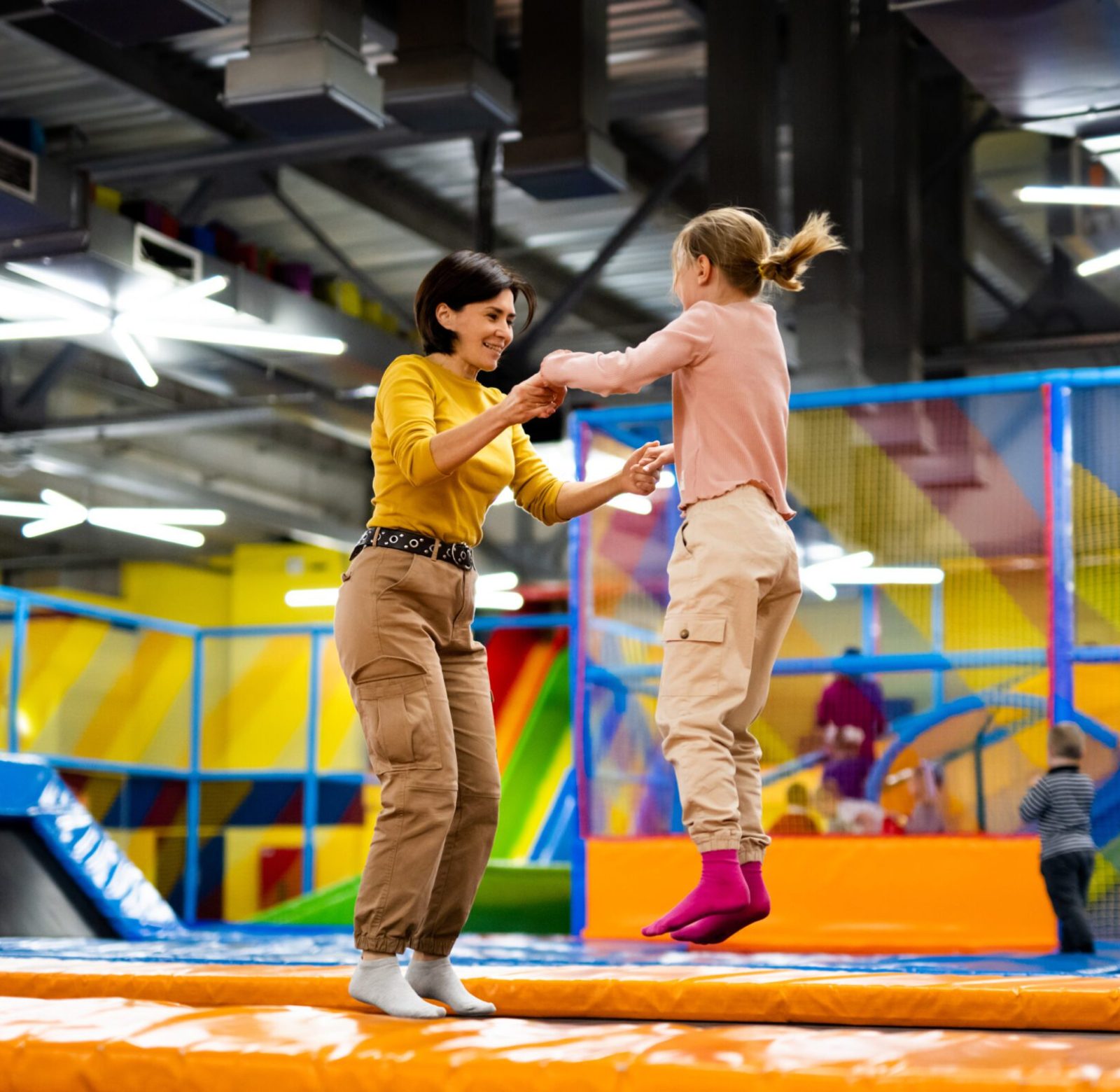 Mamma och dotter som hoppar på stutsmatta